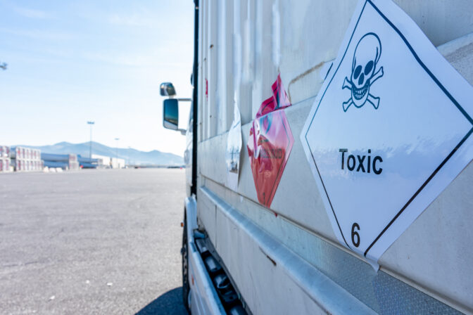 Camion de mercancias peligrosas con etiquetas de peligro por pro