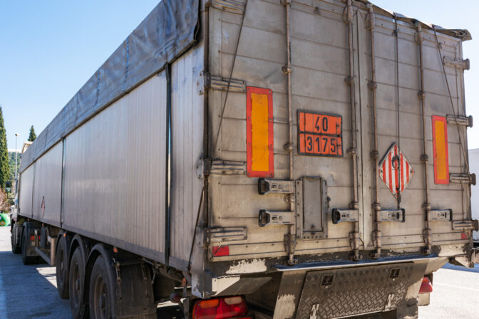 Truck for transporting bulk with panels and labels of danger due